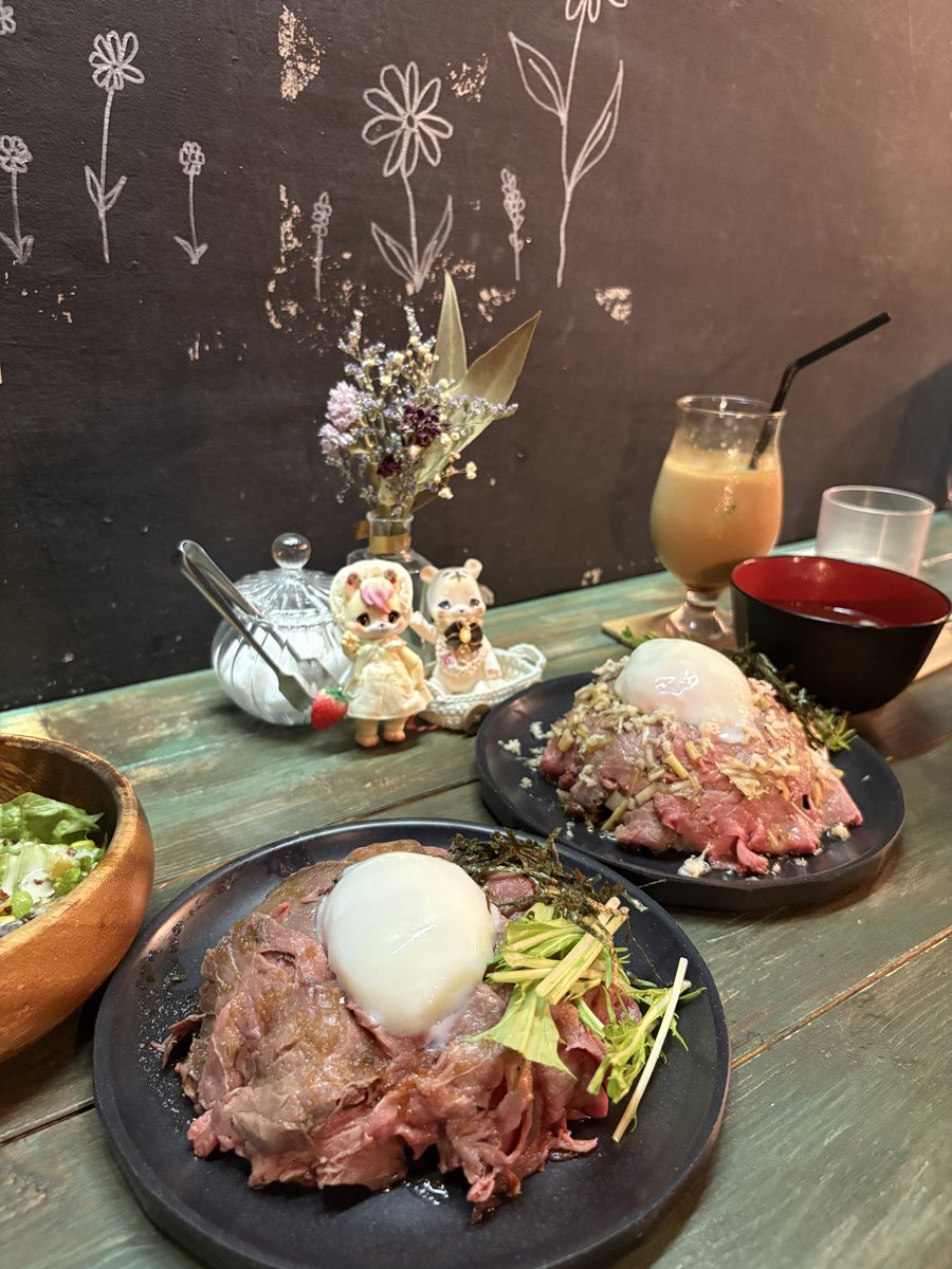 美味しいローストビーフ丼を食べてきました🤤✨

ゆきまるｸﾝ🐯とこあまﾁｬﾝ🐈
こあまにぴったりなストロベリー色のティーも🍓💞

#kumukuku 
#cocoriang