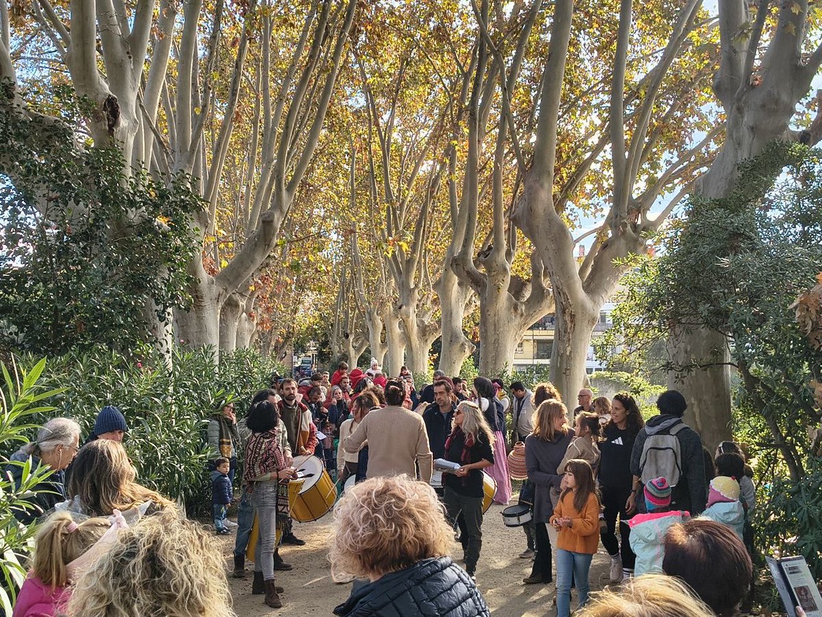 IndependentBDN's tweet photo. Cadena humana reivindicant la persistència de Ca l’Arnús com a parc verd íntegre de #Badalona https://t.co/uXdiNgNhAE https://t.co/Ldz72sLhKL