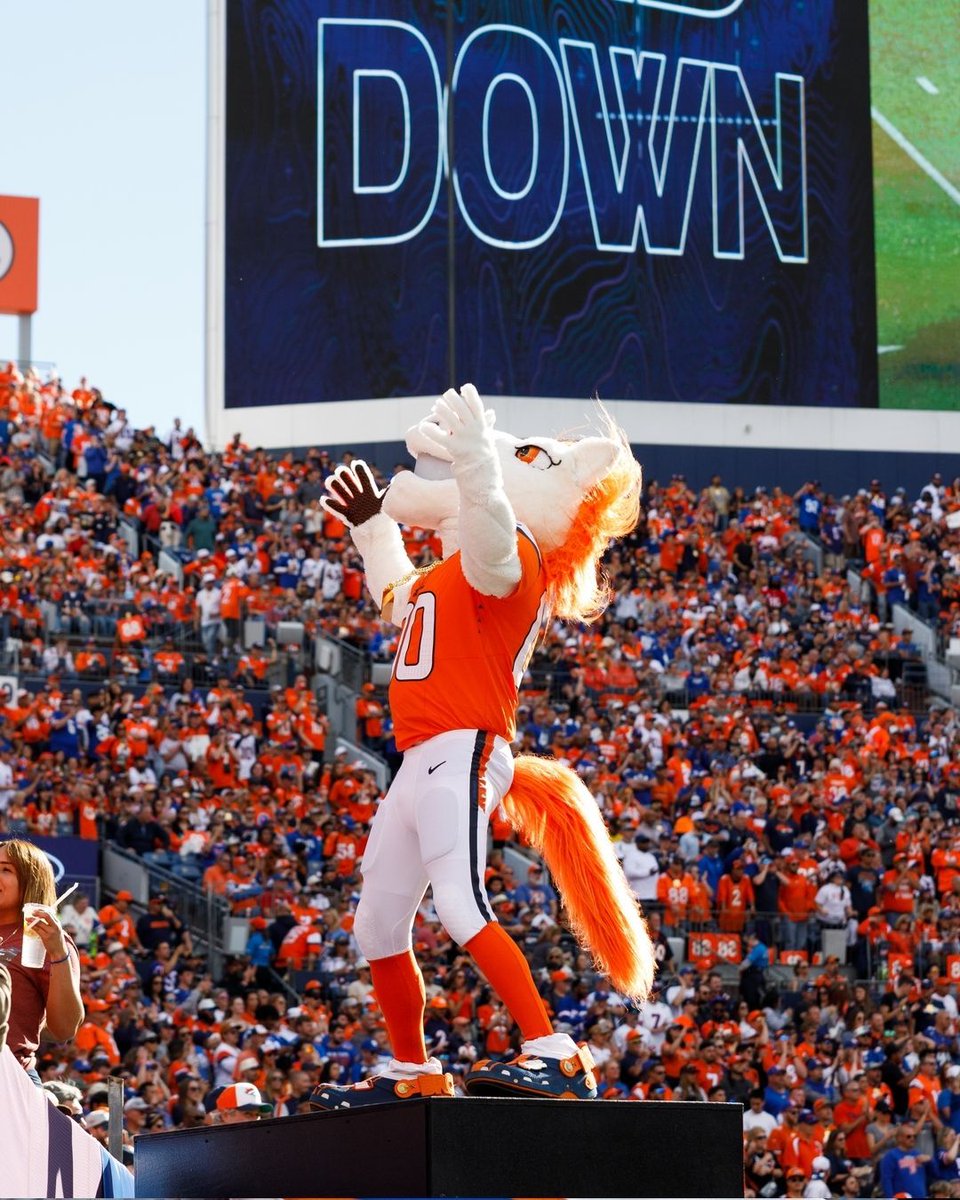 5280Miles's tweet image. Missing you a little extra today, #BroncosCountry! 🧡