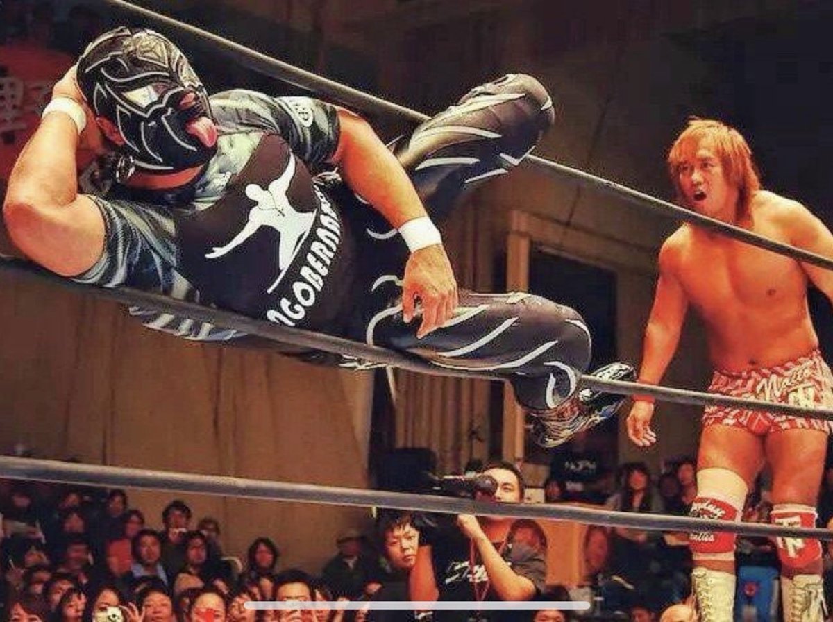 La Sombra (Andrade) leaving Naito absolutely astonished.