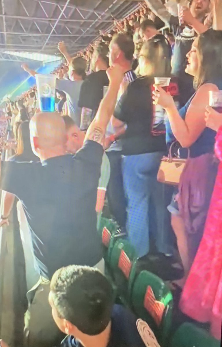 shakermakerxo's tweet image. you’re telling me this live stream was 4 months ago ???