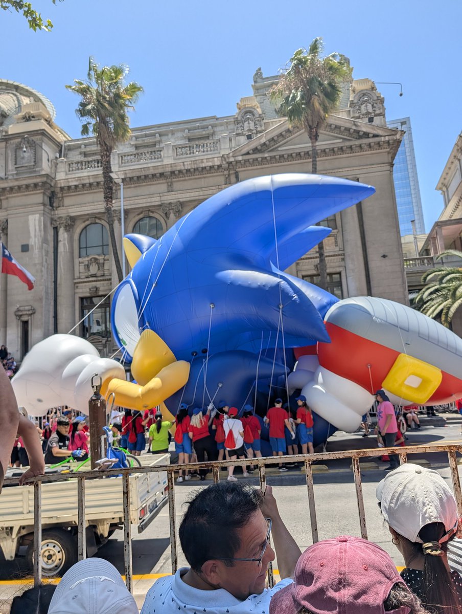 ham_sonic's tweet image. They&apos;re trying hard to get him up again.

It&apos;s amazing to see the effort from the crew to get him back for the fans

#parisparade2025
#SonicTheHedgehog