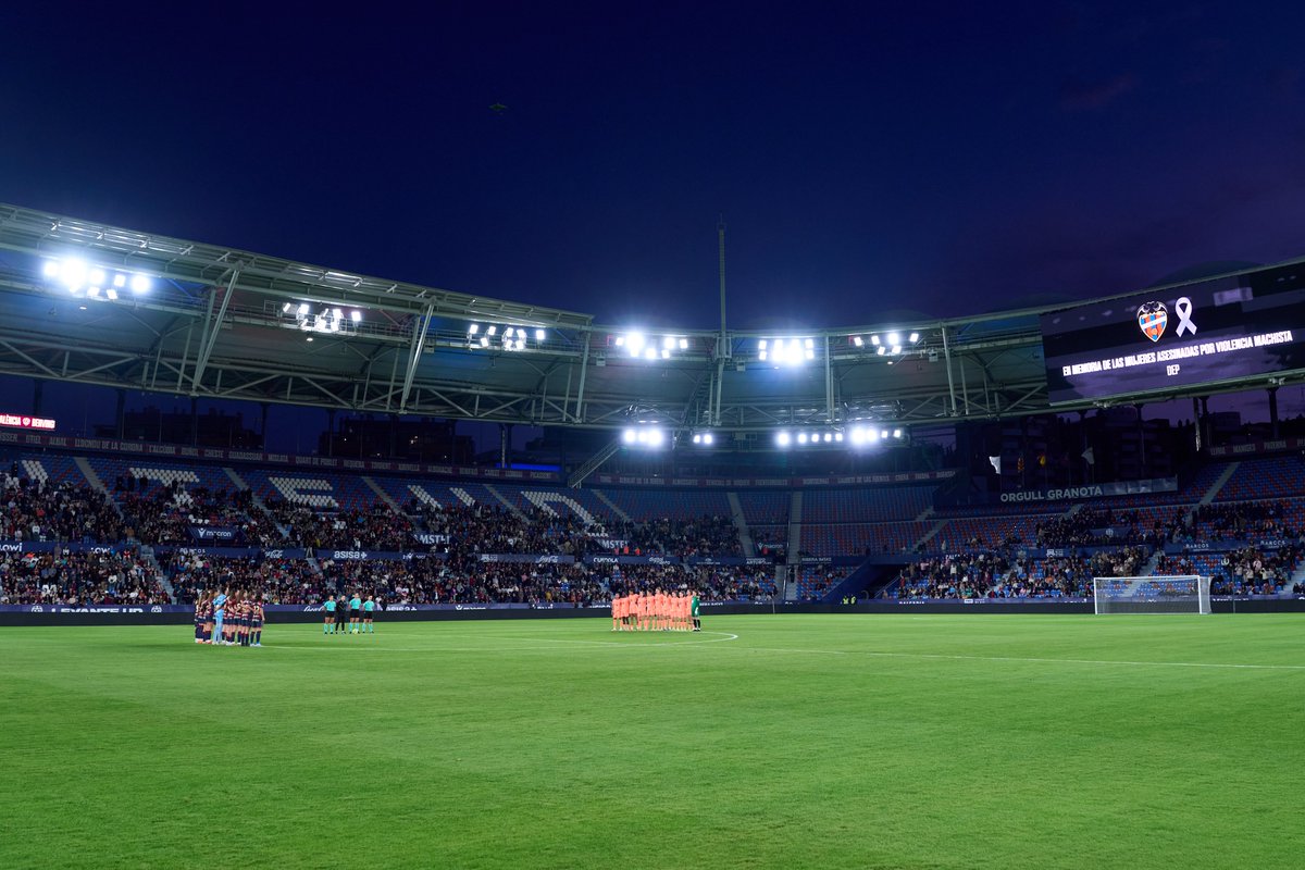 Abans del partit, s'ha guardat un respectuós minut de silenci en memòria de totes les dones assassinades per la violència masclista amb motiu del Dia Internacional de l’Eliminació de la Violència contra les Dones.