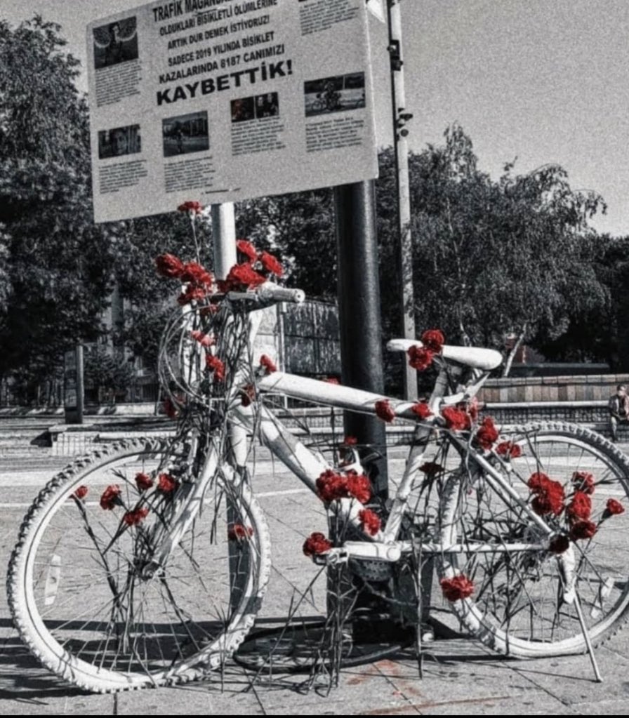 " Hayalet bisiklet " Ölen kaybettiğimiz bisikletçileri anlatıyor boş kalan bisikletler her biri bir can bir hayat. 
Bizler artık hayalet bisiklet istemiyoruz. 
Bisikletli ölümler dursun cazalar teşvik edici değil caydırıcı olsun istiyoruz bunun için Susma #umutasesol