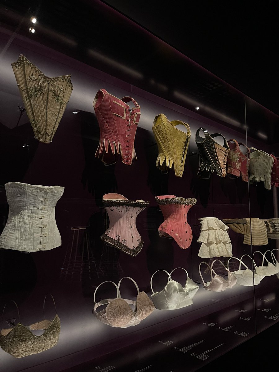 pinkmochhi's tweet image. I just had a corset overdose today. thank you so much Spain I love you &amp;lt;3