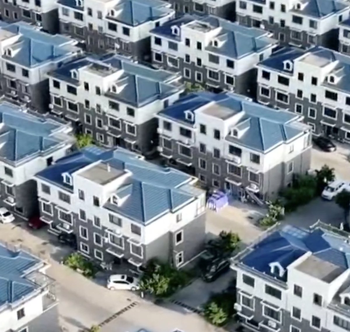 Embora não seja exatamente um subúrbio. Francamente, eles deveriam ter optado por um bairro como o Eixample, que é mais