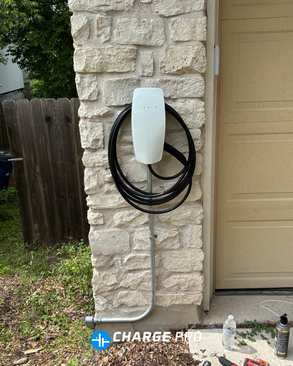 ChargePro_Texas's tweet image. From rusty relics to Cybertruck-ready ⚡️ 

Old 100A service? Gone. Fresh meter, new riser, clean 200A panel. This beast charges at full speed now 🛻💨 

#Cybertruck #PanelUpgrade #EVcharger #tesla