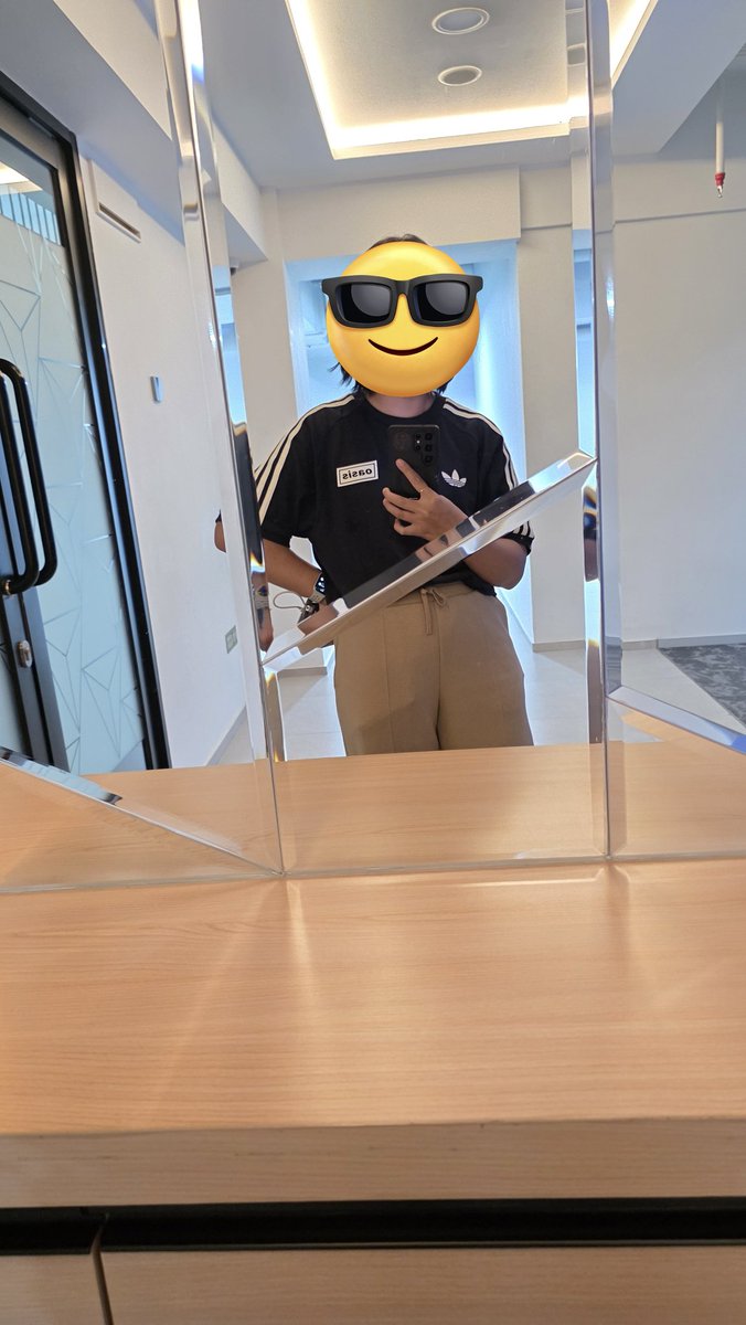 inco_make's tweet image. Wear the 3 stripes-shirt with pride because of oasis✨️ imma overproud Oasis fans since high school till now

Aku pake lgdg buat duty kerja hari ini🤣

Thankyou kak @firgundy udh repot terbangin dr Seoul ke Bdg🥹🤍

#oasislive25 #Oasis