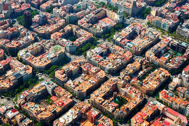 Embora não seja exatamente um subúrbio. Francamente, eles deveriam ter optado por um bairro como o Eixample, que é mais