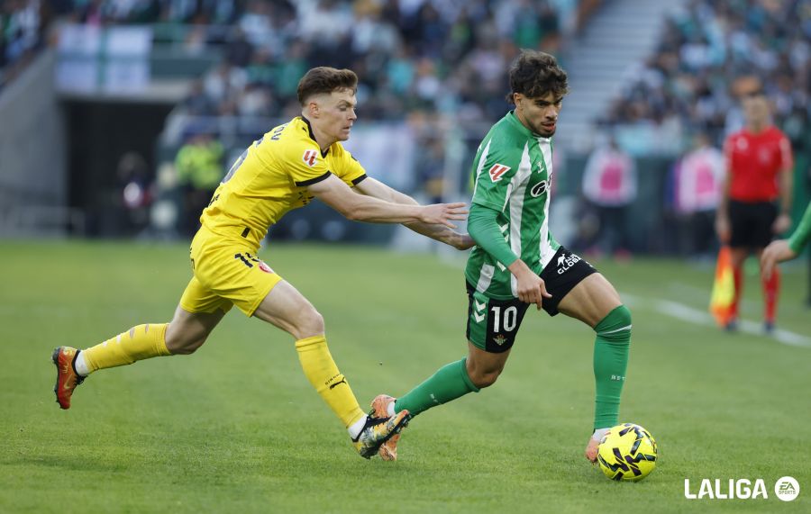 betisweb's tweet photo. ⚽️ #Crónica Los de Míchel resisten en La Cartuja y frenan la fiesta de Isco
⚔️ @RealBetis vs @GironaFC

➡️ https://t.co/e57BagVhEx

✍️ @CuetoJuanmi 
📅 Jornada 13

➡️ Ficha https://t.co/bNUmysZfAy

#DíadeBetis #RealBetisGirona #Betis💚 https://t.co/aci1jIVMTz
