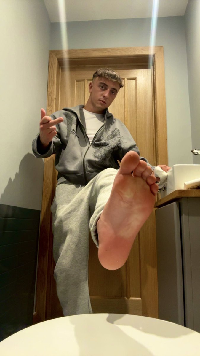 Service Sunday
look at you down there on your knees. You look pathetic 🤣, Locked in that tiny cage, drooling like the gooner freak you are😵‍💫. Now get in these DMs and come serve your master  😈🫵🏻
#findom #feetfetısh #ServiceSunday