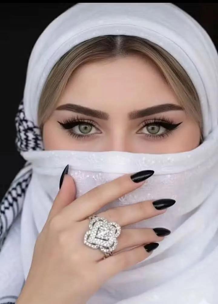 NOOR__2019_'s tweet image. .. 

وفي عينيها…
شيءٌ يسرقُ التَعب مِن صدرك،
ويعلّمك أن الأمان قد يكون نَظرة،
وأن الطَمأنينة
 قد تكون على هيئة فَراشة رقيقة... ♡