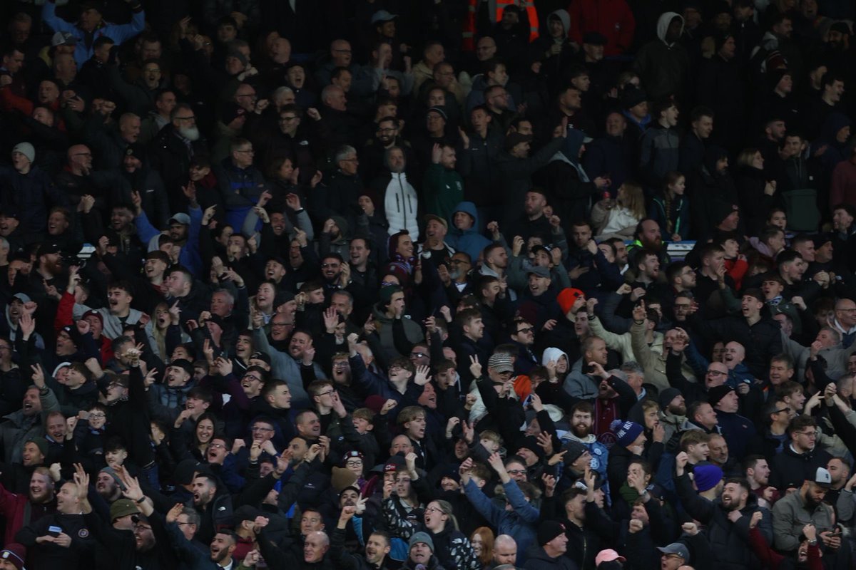 DV1874's tweet image. Cold, rain, kicks, tough guys in front, a come back and 3 points. Our squad played like a good football team, fought like men and get the reward. Proper Sunday. 

Strong atmosphere in Elland Road indeed but, man,  we simply brought the full Holt End to lift our team. Felt like…