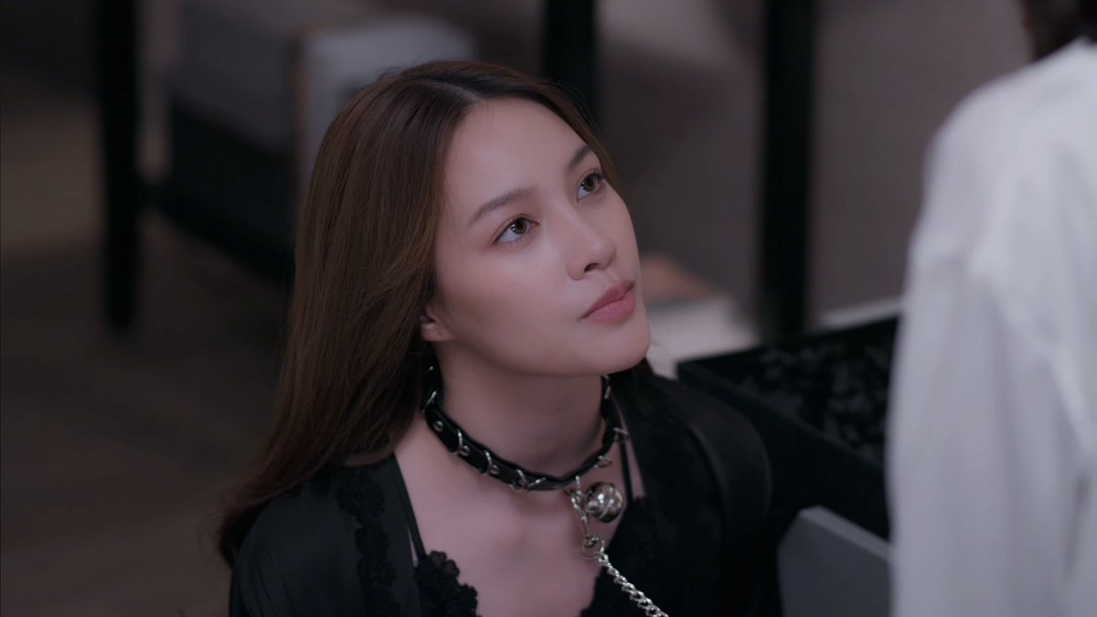 Yuriinmybrain's tweet photo. รีวิวคนโปรดของควีน “ซีรีส์ GL เรื่องแรกที่มี DNA ละครช่อง 7 อย่างเต็มเปรียม 🖤🤍

อย่างแรกที่นับถือว่าซีรีส์เรื่องนี้เป็นเรื่องแรกที่ทำให้คนที่ไม่ดูละครช่อง 7 เลยอย่างแอด ได้กลับมาดูเป็นครั้งแรก อาจจะดูเว่อร์ไปหน่อยแต่ดูละครช่อง 7 ครั้งสุดท้ายก็โน้นนน 20-30 ปีที่แล้วอะ แม้มันจะดูนานมากๆ แต่ก็ยังจำกลิ่นและรสชาติของมันได้ดี (ก็เคยผ่านตามาตลอดหละแต่ก็ไม่เคยดูแบบตั้งใจดูอะนะ) เรียกว่าเรื่องนี้คือ ละครช่อง 7 แบบ 99% เลย อีก 1% คือออนแค่วันเดียวแบบซีรีส์ 🤣

เข้าเรื่อง.. เอาด้านการแสดงก่อน ไม่แน่ใจว่าน้องเหนือผ่านการแสดงมาก่อนมั้ย อันนี้ไม่ได้ตามเลยแต่ TK คือเรื่องแรกแน่ๆ แอดก็จะถือว่าเป็นนางเอกเรื่องแรกทั้งคู่นะ ซึ่งมองด้านฝีมือจากการเล่นเรื่องแรกแล้วน้องทั้งสองคนทำได้ขนาดนี้ แอดก็ขอชมหละว่ามันโอเคแล้ว ต้องยอมรับว่าทั้งคู่มีบทที่เวลาพูดยังไม่เข้าปากอยู่หลายๆจุด ซึ่งอยากให้น้องๆฝึกฝีมือการแสดงให้เก่งยิ่งขึ้นในเรื่องต่อๆไป🥰

ส่วนด้านบทก็ตรงตามนิยายประมาณ 80% มีปรับบทหลายๆอย่าง แต่ในการปรับนั้นยังคงเอกลักษณ์จากนิยายไว้ไม่หาย ทั้งการปะทะฝีปากของ ควีนและโบว์ บทพูดคือถอดมาจากนิยายเยอะมาก เยอะจนแอดหยิบมาทำไมมีมได้เพียบอะ นี่คือสิ่งนึงที่คนอ่านนิยายอยากได้จากซีรีส์ที่ดัดแปลงจากนิยายคือบท สนทนาที่เหมือนหลุดมาจากนิยาย ไม่จำเป็นต้องตรงทุกคำพูด แต่อย่างน้อยๆประโยคเด็ดๆก็ควรจะมี
แต่สิ่งนึงที่ชอบในการเพิ่มบทจากนิยายคือ บทสรุปของตัวละคร บัวกับเข้มและก็กองทัพ จริงๆสามตัวละครนี้ไม่ได้ดำสนิทแบบซีรีส์นะ แต่ในนิยายจะเทาๆหน่อย แม่ได้ชั่วขนาดนั้น เข้มก็ไม่มีบทอะไรมากโดนรวบตัวตั้งแต่แรกๆ ส่วนกองทัพไม่ได้ตั้งใจจะให้ควีนถึงตุย แต่ในซีรีส์เราก็เห็นกันแล้วว่าเค้าทาสีดำให้ตัวละครทั้งสาม เพราะงั้นจุดจบของทั้งสามคนก็ไม่สวยสักคน (เออมันต้องงี้ดิ)

ส่วนเรื่ององค์ประกอบต่างๆ ด้านการตัดต่อหรือพวกเทคนิคต่างๆถ้ามองว่ามันคือละครช่อง 7 อาจจะดูเอนเอียงนะ แต่มันอยู่ในฐานที่อ๋อละครช่อง 7 โอเค ยอมรับได้ 🤣 
ยังไงก็ขอชื่นชมนะค่ายนี้เค้ารับฟังแฟนๆพอดู เหมือนทักอะไรไป เค้าก็พยามปรับ อย่างเช่นเรื่องเวลาจากออนเที่ยงคืนก็ปรับให้เร็วขึ้น เพราะถ้าออนเที่ยงคืนวันอาทิตย์ หลายคนคงจะได้ดูอีกทีวันจันทร์เลยละ

เชื่อว่ายังมีบางอาจจะพลาดเรื่องนี้แอดอยากแนะนำนะเพราะมันมีอะไรที่ดึงดูดใจสาววายเพียบเลย ไหนจะบทพูดที่เฉียนกันสุดๆไม่มีใครยอมใคร หรืออย่างน้อยๆก็ TK โคตรจะหล่อละว๊าา 🤭

ซีรีส์นี้อาจไม่ใช่ซีรีส์คุณภาพคับแก้วเหมือนเรื่องอื่นๆ แต่แอดก็เชื่อว่าซีรีส์มันมี DNA ละครช่อง 7 อย่างเต็มเปรี่ยม และเป็นสเน่ห์ไม่เหมือนใคร อยากจะบอกว่า GL ช่อง 7 ไม่อ่อมอะบอกเลย

อ่อเหมือนจะมีตอนพิเศษด้วยนะ

WELCOME TO OUR DAY TKNUR
#FinalEPคนโปรดของควีน