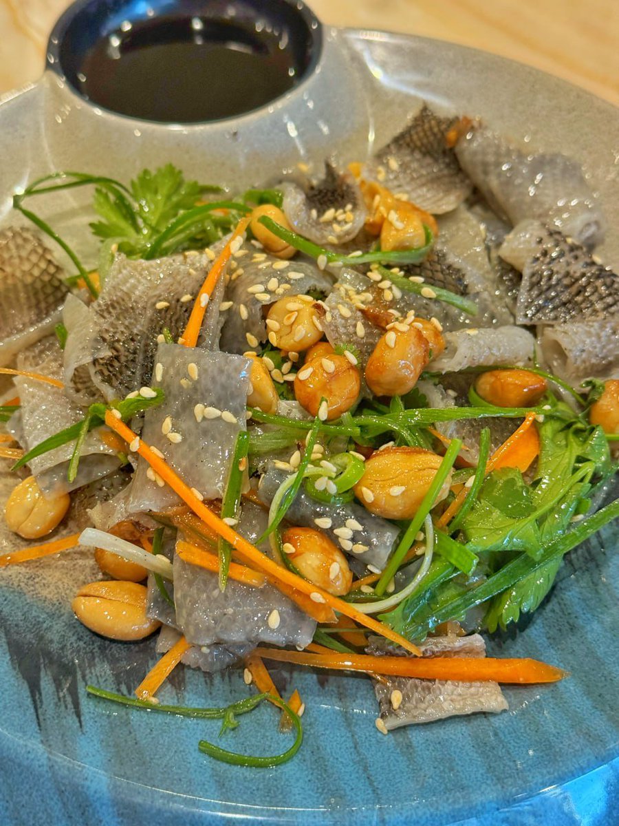 SecretsofMy's tweet image. The fish skin is chewy and bouncy, the peanuts are crispy and fragrant, and when paired with fresh vegetables and a secret sauce, it becomes an indispensable delicacy on the dining table.😀😀