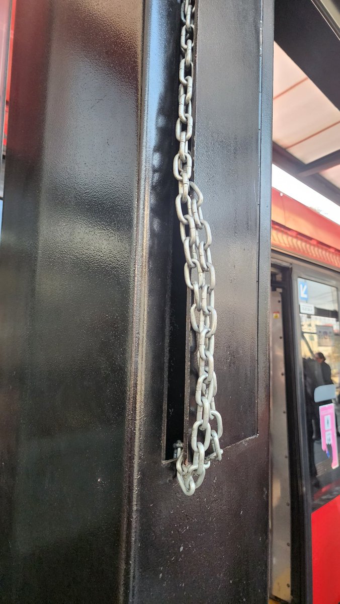 MariMtz93's tweet photo. @Albertojos97583 @MetrobusCDMX Me disculpas todas las compuertas de esa estación estaban asi sin estar ajustadas, evidentemente no meto mano en cosas que no me corresponde nor.almente estan asi en todas las estaciones, por eso se me hizo extraño que estuvieran asi en esa estación 😚😚 https://t.co/Qs4XOu9r98