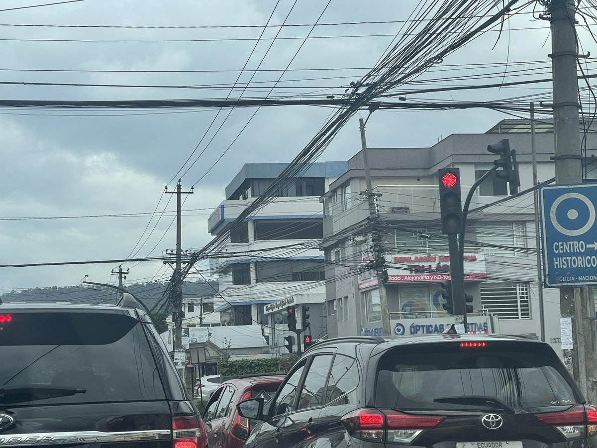 mlhidalgo's tweet image. El semáforo de Rio coca y amazonas esta dañado, ya lleva 4 minutos en color rojo @ObrasQuito