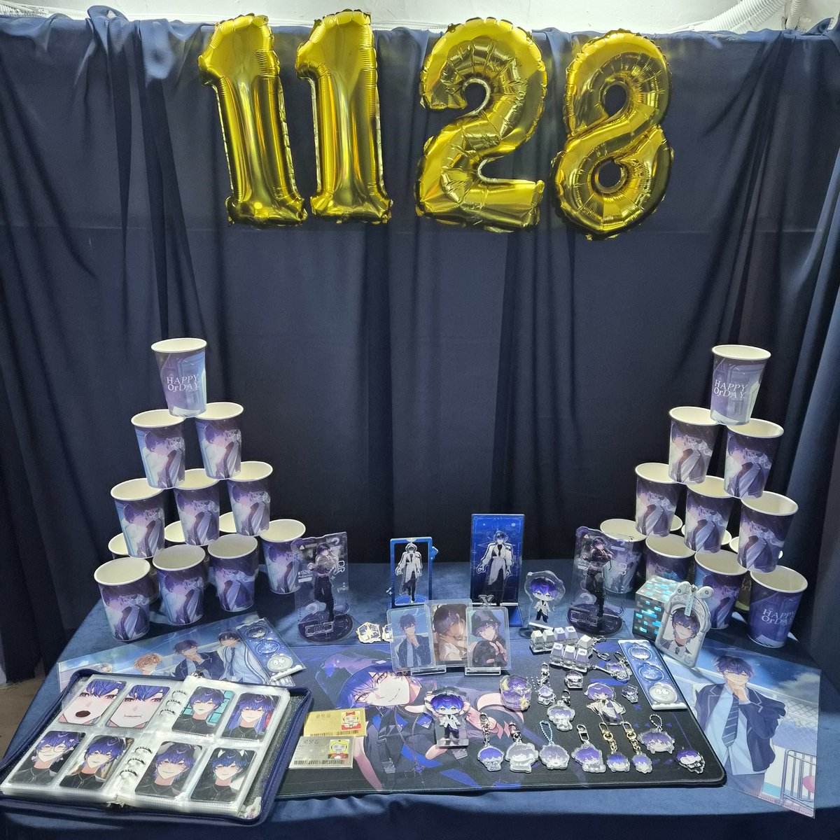 #경_우리집_연금술사_탄신일_축
251122 오르 생일 카페를 다녀왔어요🧪💙 (토)
드디어 우리 오르 생일 카페라니... 두근두근 하는 마음을 안고 카페로 향했는데요! 입구부터 너무나도 멋드러진 오르가... 캬🫶🏻 안에 들어가자마자 예쁜 오르 사진으로 여기저기 꾸며져 있었고 또 안쪽에는 더 예쁜 곳이