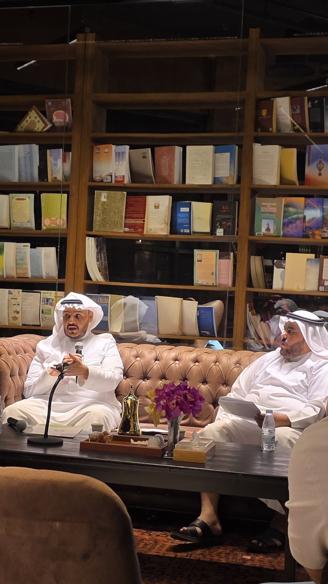 drablehsh's tweet image. #يحدث_الآن 
امسية رائعة ذات فكر عميق اخذنا بتدرج تاريخي مميز ووضح الكثير وربط كثير من الاحداث التاريخية والعقلية .
شكرا #جمعية_الترجمة 
شكرا بروف وليد بليهش العمري وشكرا للمحاور بروف محمد الحربي