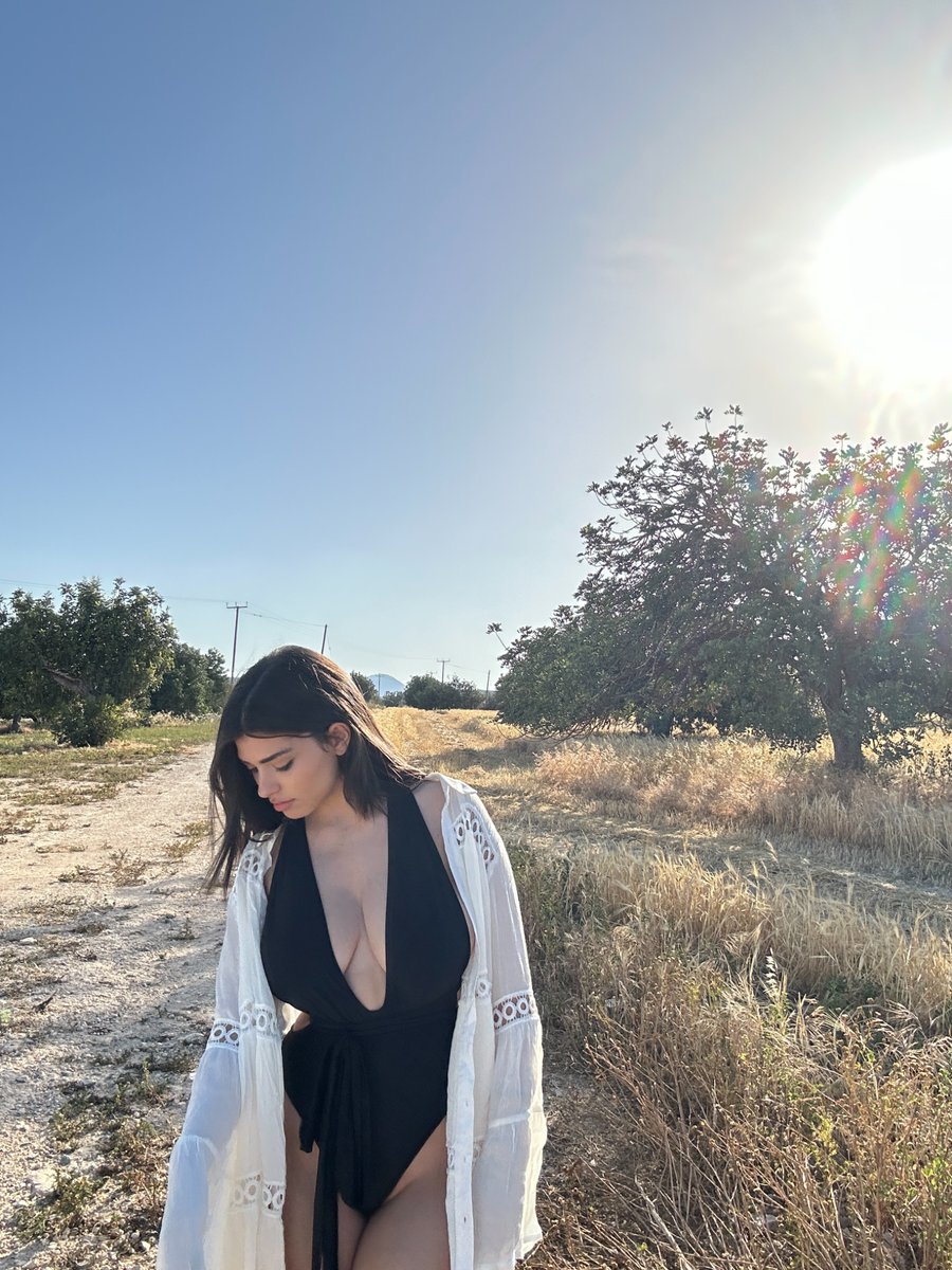 AviyahD29874's tweet image. Should I post more pics like this ? 
#modeling #beach #summer