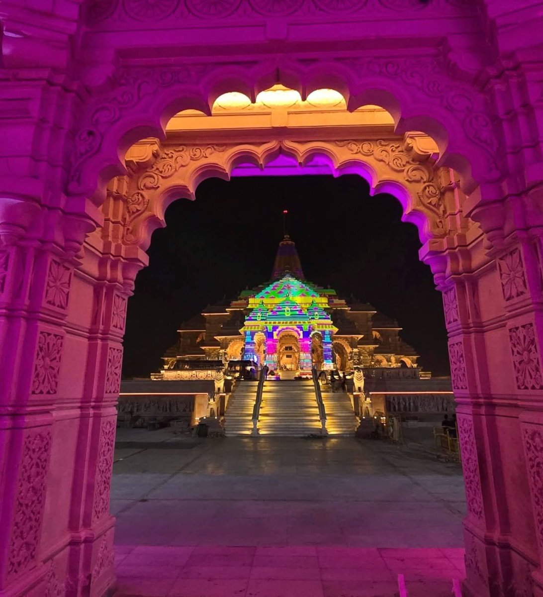 gaurav1307kumar's tweet image. अयोध्या में हम सबके आराध्य प्रभु श्रीराम जी का भव्य मंदिर रविवार की शाम कुछ इस तरह दमकता नजर आया...

#ayodhyarammandir #Ayodhya @ShriRamTeerth #RamMandir