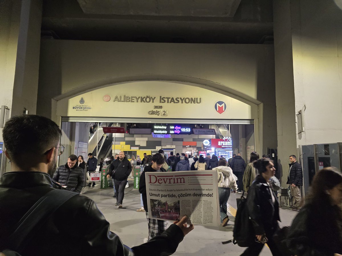 "Umut partide, çözüm devrimde!" manşetiyle çıkan Devrim Gazetesi'nin yeni sayısı ile 6 Aralık'ta gerçekleştireceğimiz Devrim Partisi Kuruluş Etkinliği çağrı bildirilerini Alibeyköy'de yurttaşlarımızla buluşturduk.