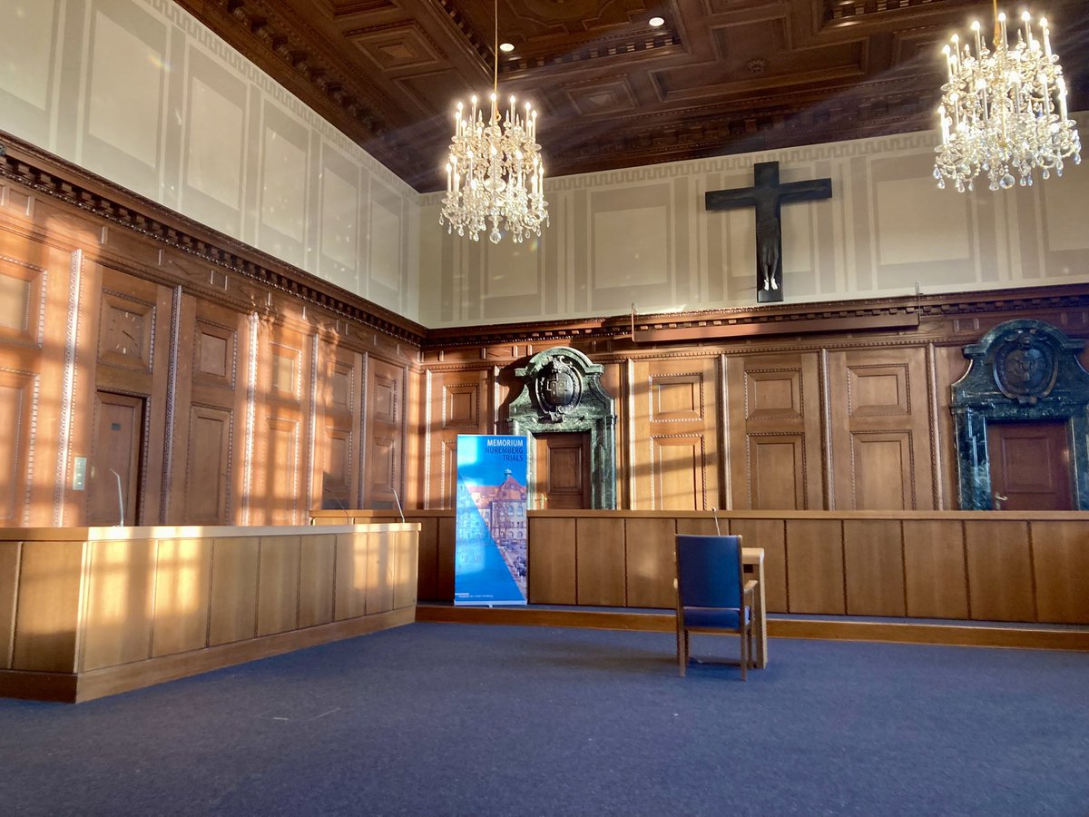 Vor 80 Jahren klagten nicht zuletzt die USA im Saal 600 die dt. Hauptkriegsverbrecher u.a. des Angriffskrieges an. Unter <a href="/realDonaldTrump/">Donald J. Trump</a> wäre die Anklage nicht erfolgt. Mit dem jüngsten Friedensplan stellt er dem Aggressor #Putin eine Belohnung in Aussicht: #Ukraine, #Europa