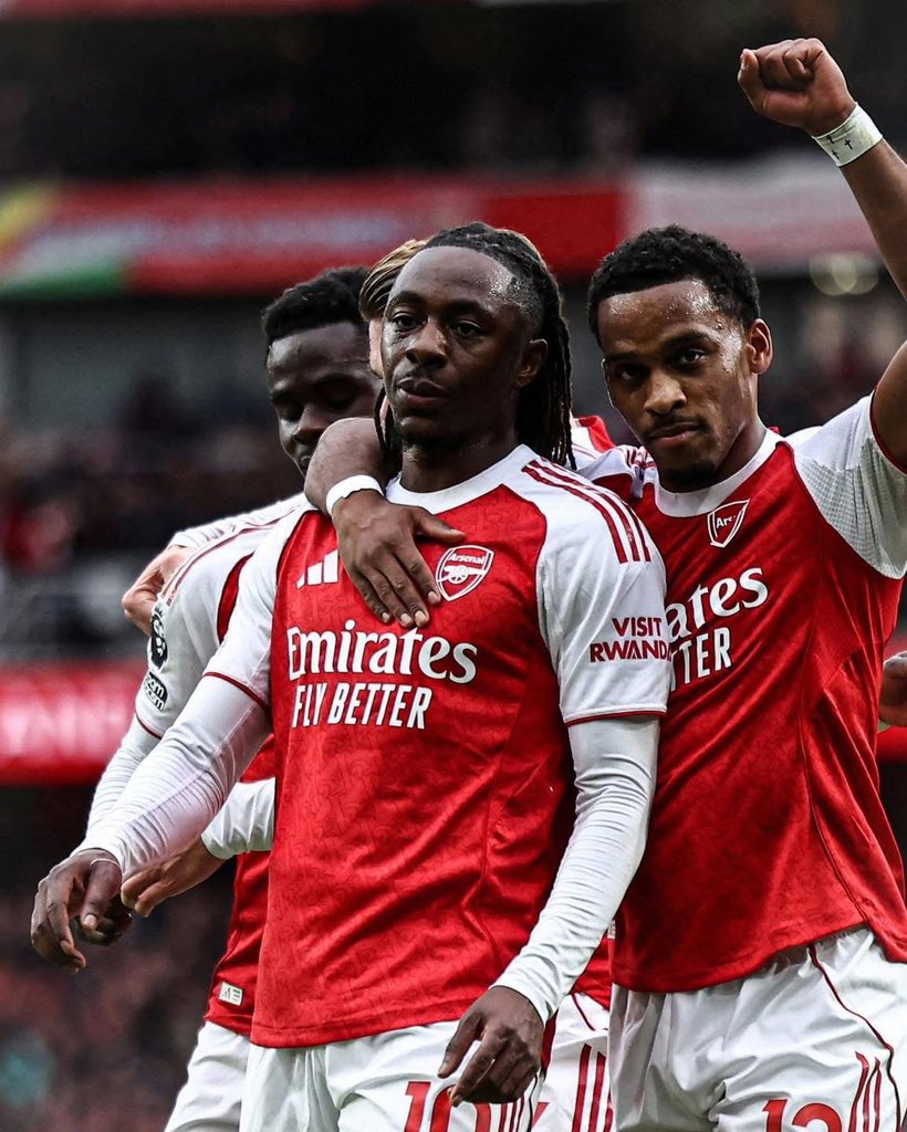 naychuh001's tweet photo. OMGGG IT’S ARSENAL DAY 🔥🔴⚪ EBERECHI EZE JUST DROPPED A FILTHY HATTRICK ON TOTTENHAM’S HEADTOP NOT NORMAL BEHAVIORRRR LITERALLYYY INSANE VIBES ONLY KEEP REWATCHING OR UR A SP*RS FAN FRFR 👹👹 #GunnerForLife #EzeMasterclass #RatioTheSp*rs https://t.co/iIOkfOyDm9