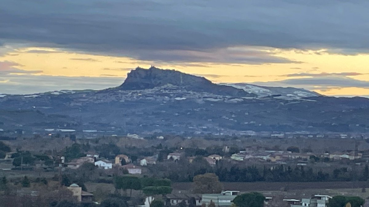 FraLuna1109's tweet photo. Romagna solatia dolce paese …..sempre un villaggio , sempre una campagna…mi ride il cuore perché ovunque mi accompagna la bella visione di S.Marino che svetta in lontananza…( ma adesso a casa per vedere la finale della #DevisCup da Bologna… 👋📸🧏♀️💙 ) https://t.co/X1V2PEWtA3