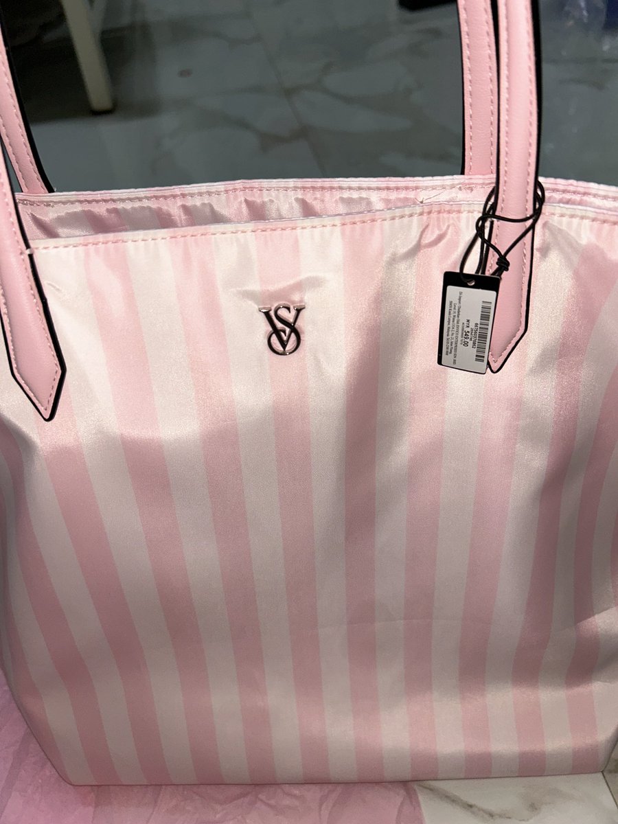 luckydoremii16's tweet photo. ส่งต่อ กระเป๋าVictoria Secret toteมือสองของแท้ใช้เอง 3-4ครั้ง 3090 ส่งฟรี❣️งดต่อนะคะ มีป้าย มีถุงให้ครบ✅สภาพตามรูปมีรอยอยู่ขอคนรับได้น้า ดูเพิ่มเติมทักได้ค่า #VStote #victoriasecret #ส่งต่อกระเป๋ามือ2 #victoriasecretมือสอง https://t.co/KSArWBa1hr