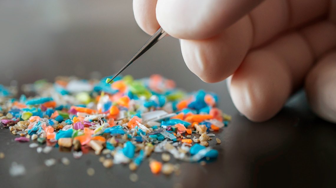 Microplast25262's tweet photo. Los microplásticos son un problema emergente porque ya están en el agua, el aire y los alimentos. Entran a nuestro cuerpo y afectan ecosistemas enteros. Actuar ahora es clave. 🌎⚠️
#Microplásticos #Contaminación #MedioAmbiente https://t.co/J5IUPo1xTy