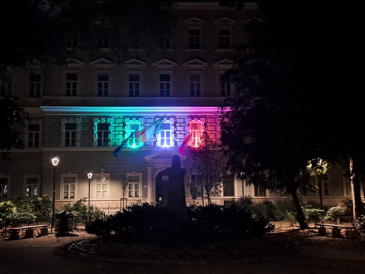 bertoli1966's tweet image. It is nice to see the building of my old school with this lights..