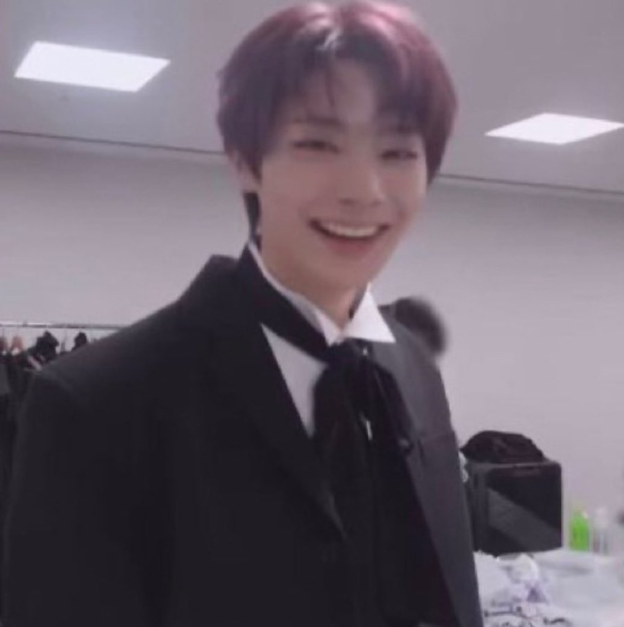 seungmin knee fucker tweet media