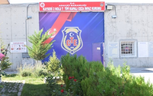 KALABALIK KOĞUŞTA MANTAR SALGINI 

Kayseri 2 Nolu T Tipi'nde kalan KHK'lı polisin ailesi:   "Eniştem Bünyan'da yatıyor. 24 kişilik koğuşta 32 kişiler. Koğuş çok kalabalık. Birçok kişi havasızlıktan mantar, egzama olmuş."

Kalabalık koğuşların size ne faydası var? Bu soruna çözüm