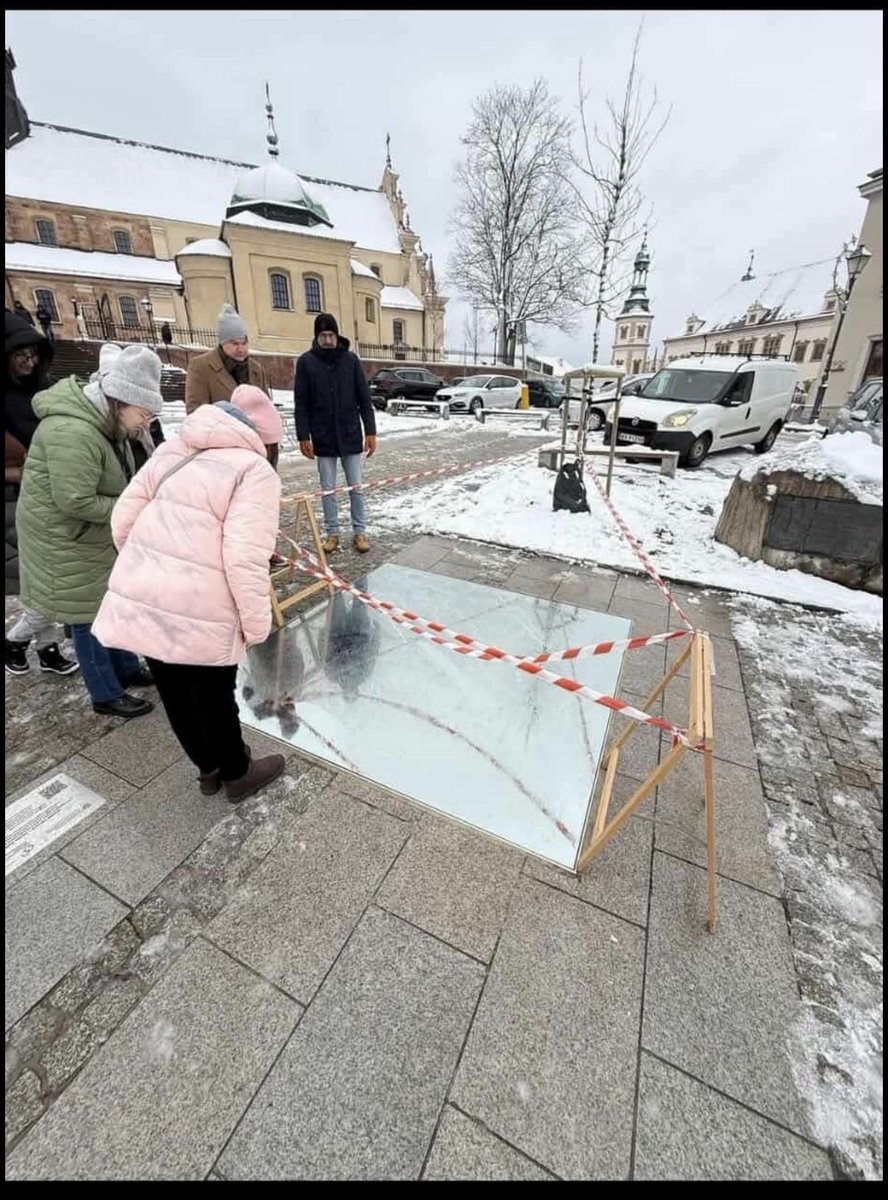 Pamiętacie lustro za 80 tysięcy złotych, które postawiła <a href="/Obywatelska_KO/">Koalicja Obywatelska</a> w Kielcach? 

Sytuacja się rozwija - lustro zostało otoczone taśmą