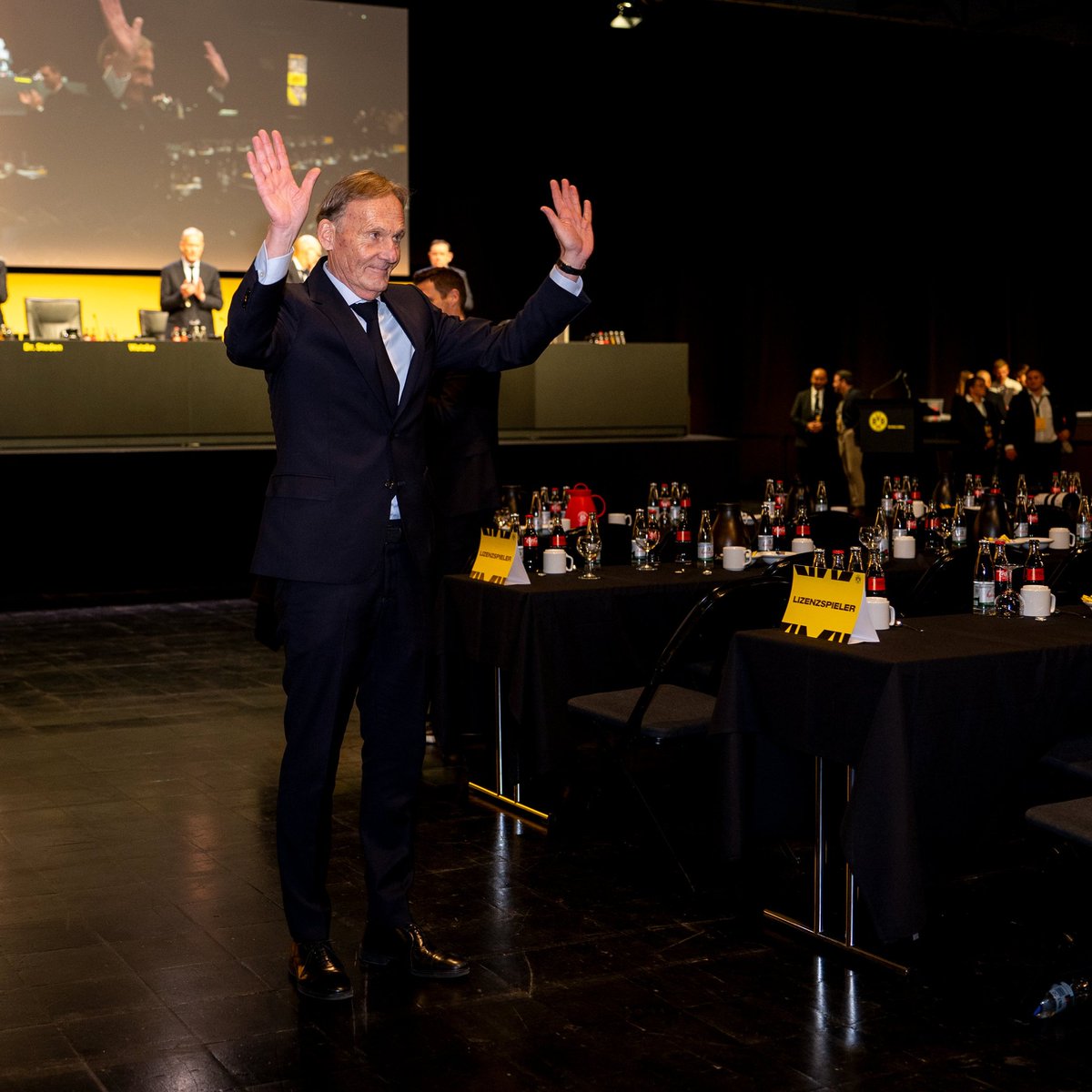 Gazpachen's tweet image. Watzke ganó, pero se llevó una cachetada.

Quien era el director general de Borussia Dortmund vence con el 59% de los votos para ser presidente. Es la cifra más baja en los últimos años. Y ganó porque antes de las elecciones promovió el voto virtual, sino el porcentaje hubiera…