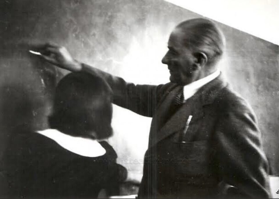 Srwasia's tweet photo. BAŞÖĞRETMENİMİZ Mustafa Kemal Atatürk’e ve onun izinden giderek her çocuğun kalbine ışık olan tüm öğretmenlere… MİNNETLE. 🇹🇷 https://t.co/YjYzDcTerj