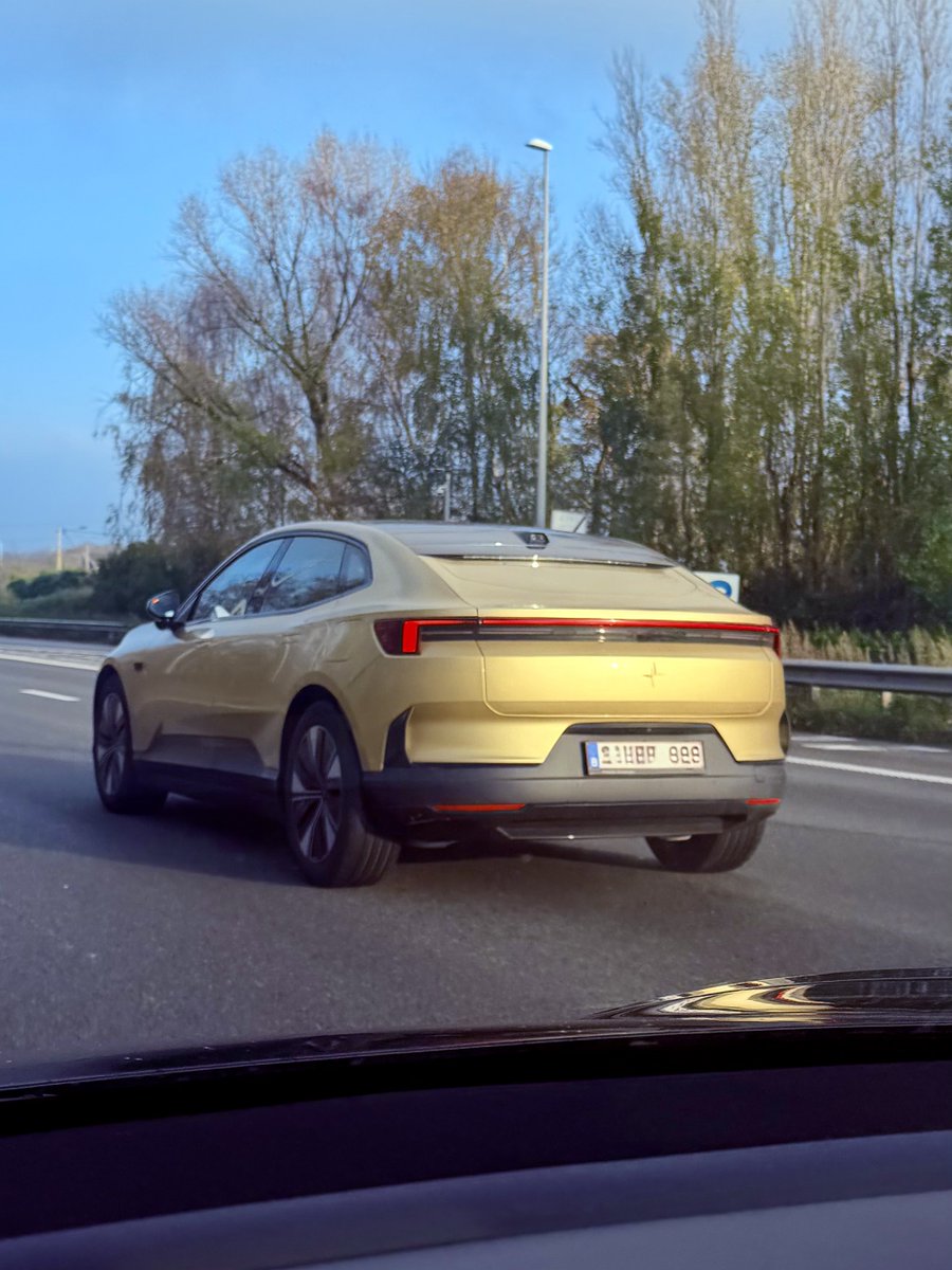 FullGridMode's tweet image. That moment you think it’s a Tesla Cybercab… but the Polestar says ‘hold my gold’ 😎💛