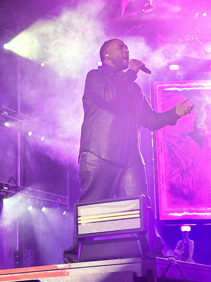 CarolFRivera's tweet image. Lo cerquita que tuve a @wisin y a mi @DONOMAR 🥹😍😍🥰❤️‍🩹 #CocaColaFlowFest