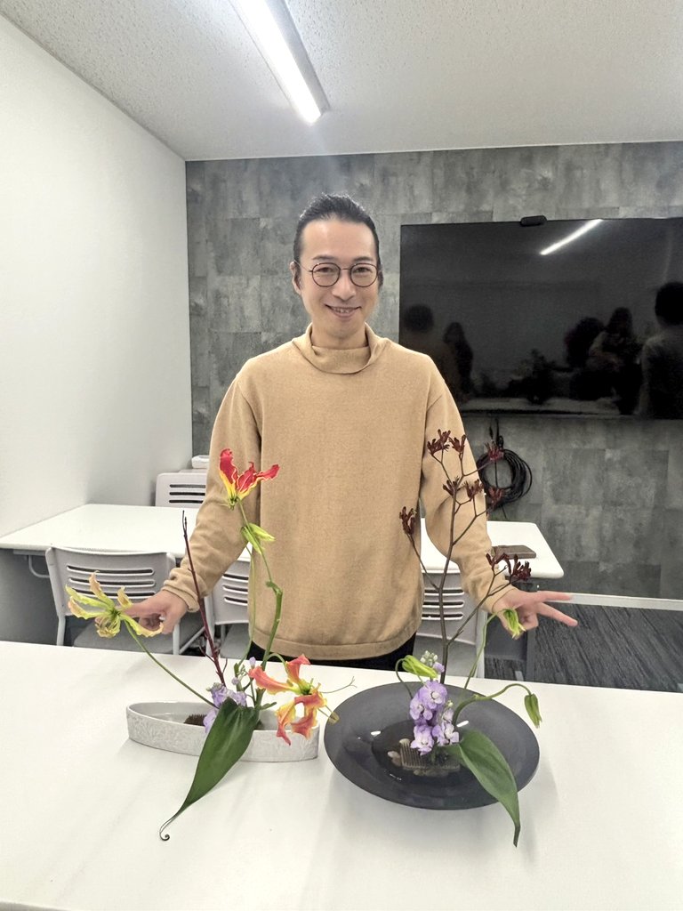 武藤さん
<a href="/PS_muto/">武藤和也</a> 
武藤さん生け花されてました？
めちゃめちゃセンスが良かったです🤣
空間の取り方、線のうごき、色の分量、ほんとにお見事ですよね。お花の動きや向きの流れもかっこいいです！みなさんも｢アート！｣と驚いていました。ファッションの世界と通じますよね😊✨