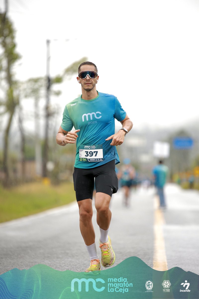 Sebasq93's tweet photo. Meses de entrenamiento se resumieron en este momento: PULVERICÉ el ritmo que creía mi límite. No es solo la medalla, es la prueba de que la constancia y la disciplina siempre ganan. ¡La satisfacción es total! 🔥

MMC 2025 ✅.

PR: 21k - 4:59/km https://t.co/yIVVT68Z3b