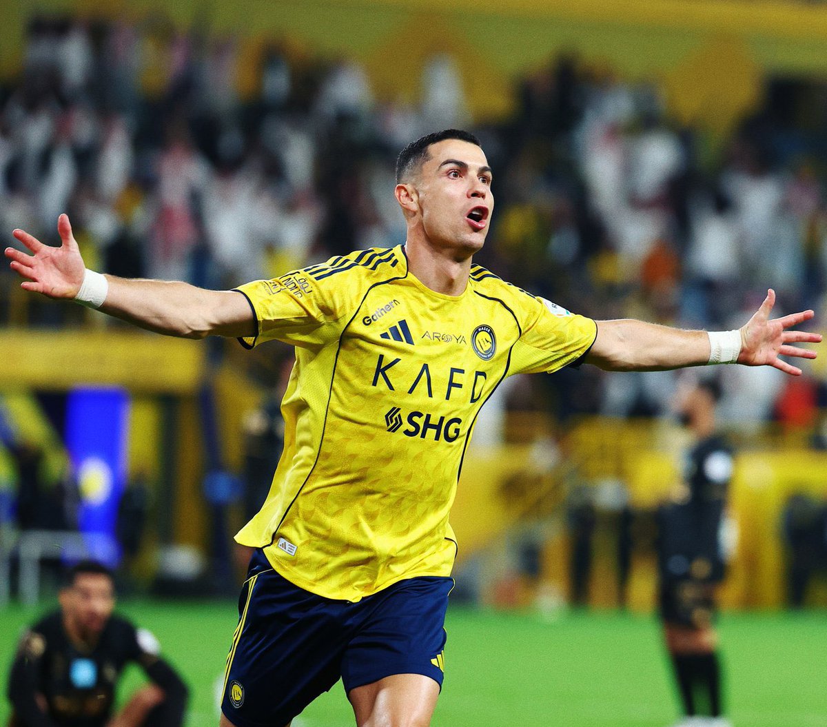 للأسف كريستيانو رفع المعايير والكل يعتقد أن اللي يسويه عادي لـمجرد ان اسمه كريستيانو

انا احترم انك افضل لاعب ورياضي لكن فكرة انك كل اسبوع متصدر المشهد بهدف او لقطة خيالية بعمر 40 عام لا معليش هذا ضرب من الجنون

مارادونا في عمره مدمن كوكايين
داليما لايستطيع المشي من السمنة