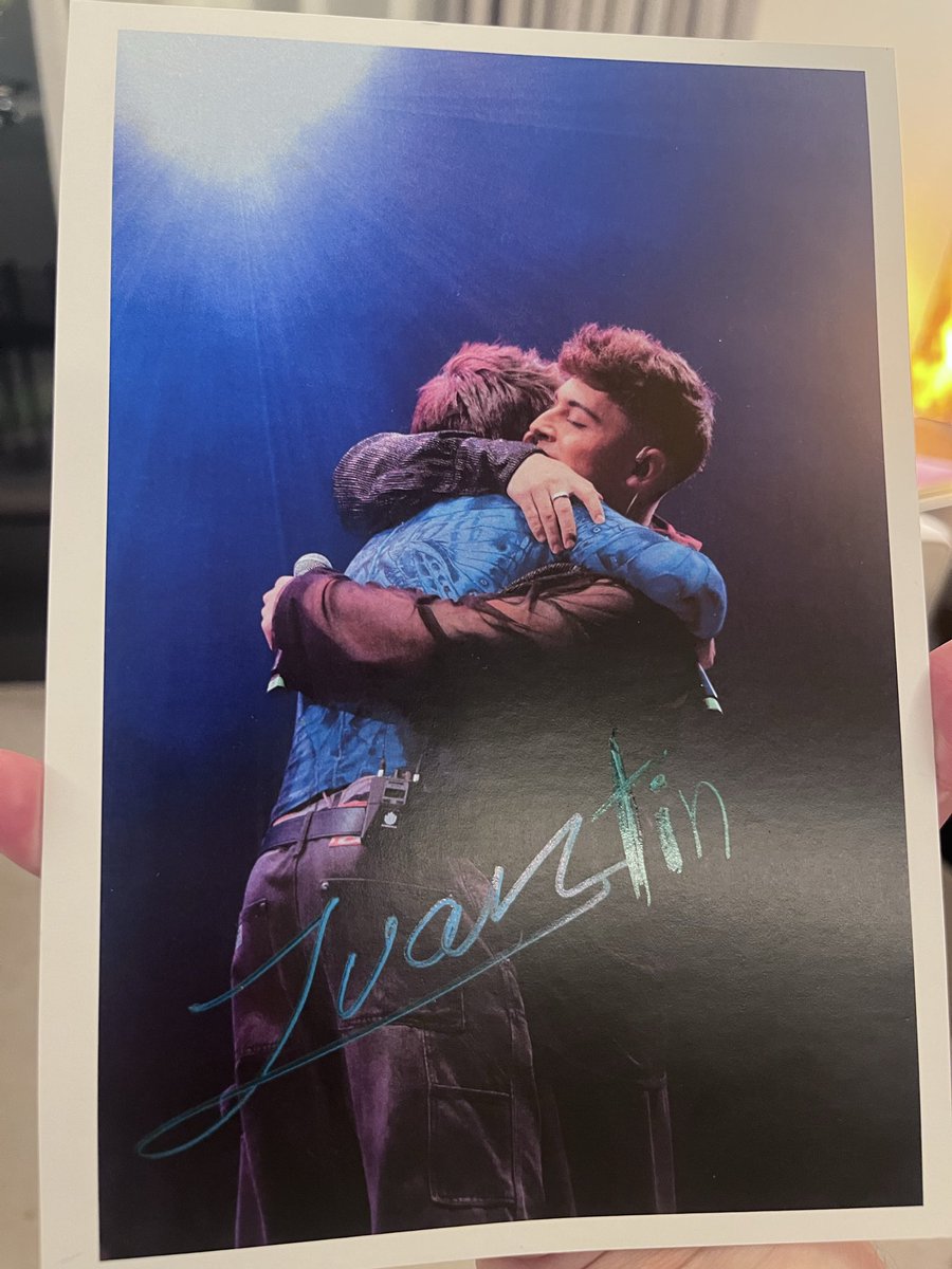 nvefqp's tweet photo. Chicas, se acabó, tengo la mejor firma del mundo 😭😭😭😭 https://t.co/1sYIO3lUKs