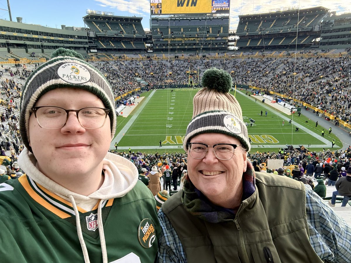 Teagan_irl's tweet photo. Was so fun doing the skol at that game bahahahaha https://t.co/fYEbsm1tw1