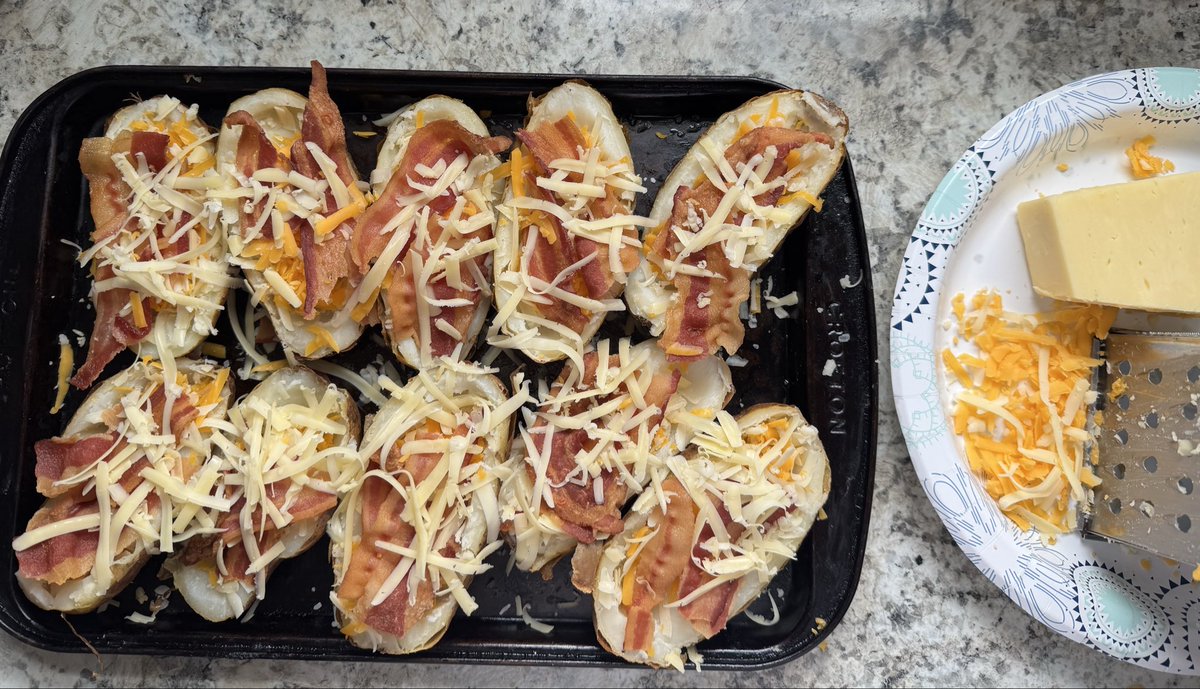 fluffernutter02's tweet image. Potato skins for football Sunday. 🥔 🩷