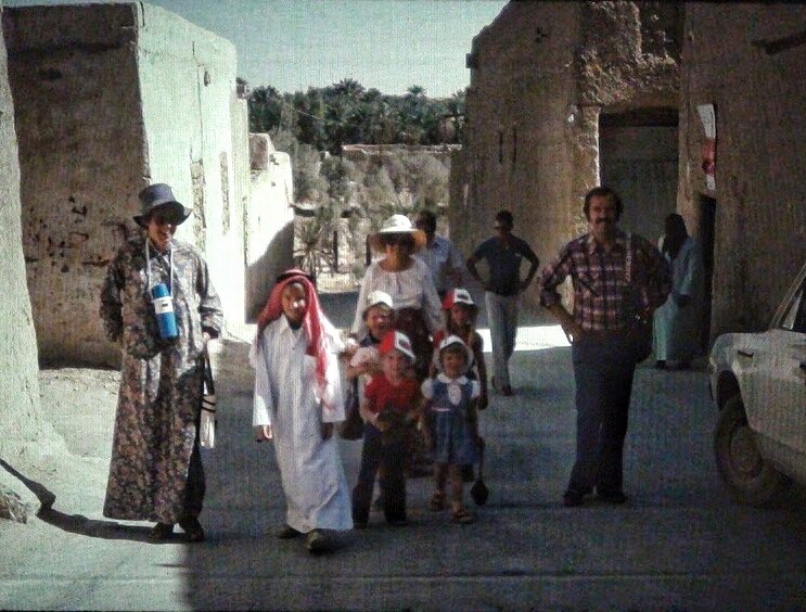 ashiq_almadi's tweet image. موظفين في الهاتف السعودي وعيالهم يتمشون في #الدرعية عام ١٩٨٠م