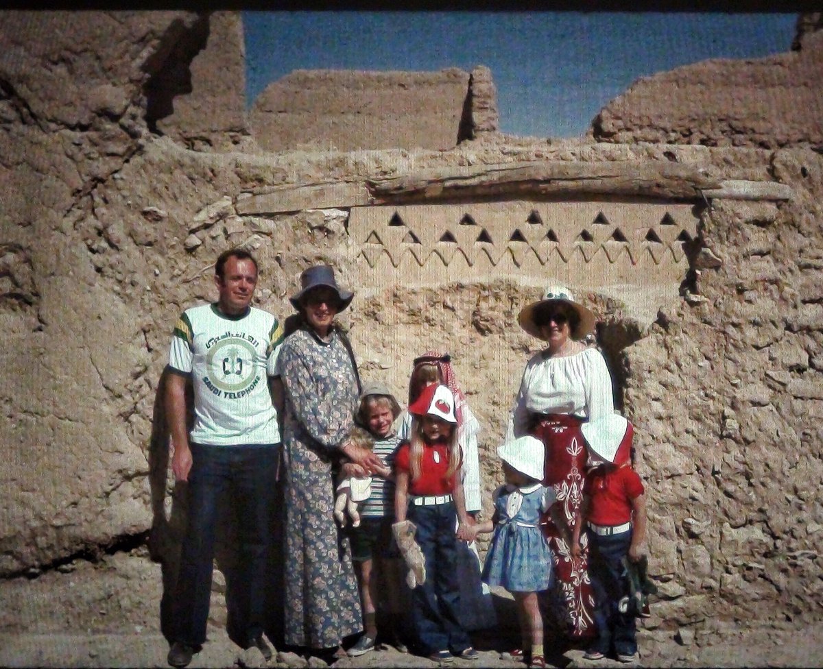 ashiq_almadi's tweet image. موظفين في الهاتف السعودي وعيالهم يتمشون في #الدرعية عام ١٩٨٠م