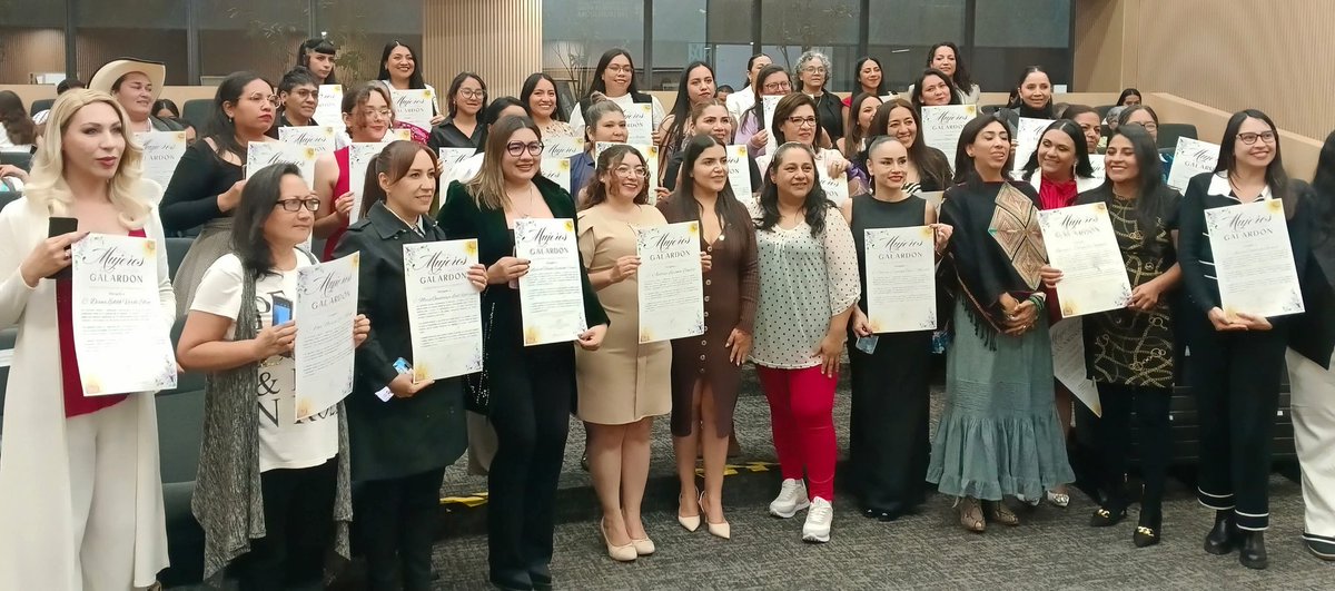 21 de Noviembre
La Colectiva <a href="/XLasMujeresdPue/">Por Las Mujeres de Puebla</a> realizó su 2da entrega de galardones a Mujeres Destacadas en el estado de Puebla.

#JuntasSomosMásFuertes agradecemos el espacio al dip. Presidente Pavel Gaspar.