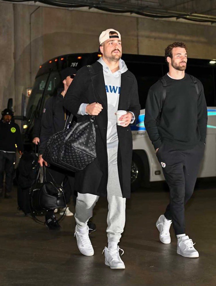 ETAthletics's tweet image. Steelers TE Pat Freiermuth is repping an Essex Tech HAWKS hoodie to support his older brother Tim and the team as they prep for their Thanksgiving day game. #EAT #Family #WeAreEssexTech