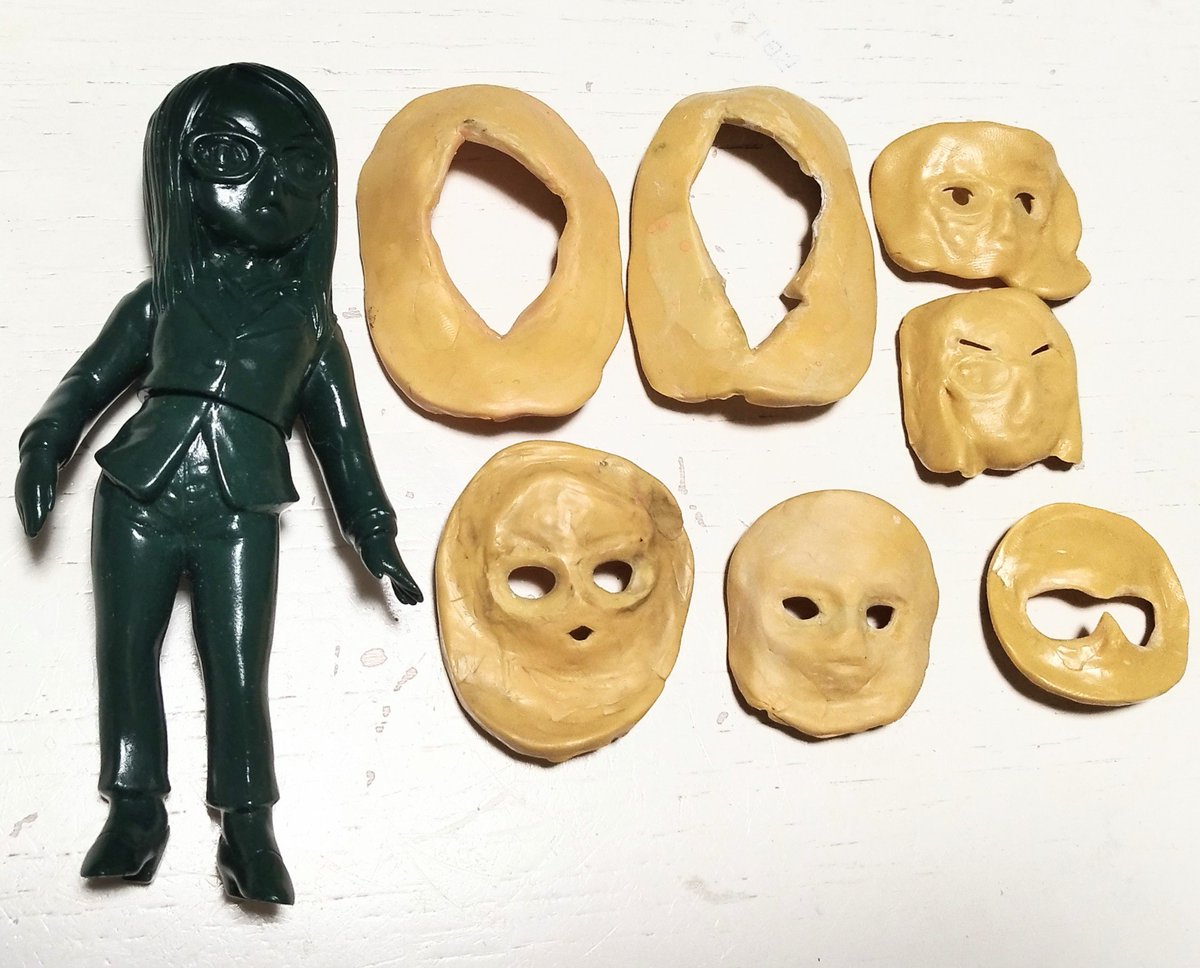 IWAのハル・ミヤコの上半身の自作塗装マスクです。
初回盤では突貫だったので眉毛とメガネまではマスクには出来ずに筆塗りだったのですがエアブラシで塗れる様にする為にマスクを作り足して倍以上になりました。
材料はエポキシパテと光硬化パテになります。